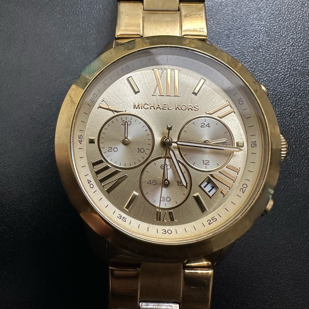 Michael kors MK 5777Gold watch, 1 link missing